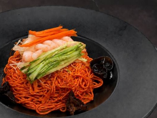 중독성 있는 매운맛으로 입맛을 돋우는 사천식 비빔면