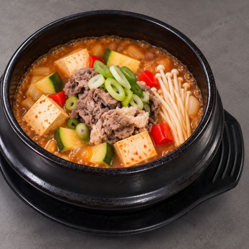 깊고 구수한 국물에 고소한 차돌이 어우러진 찌개