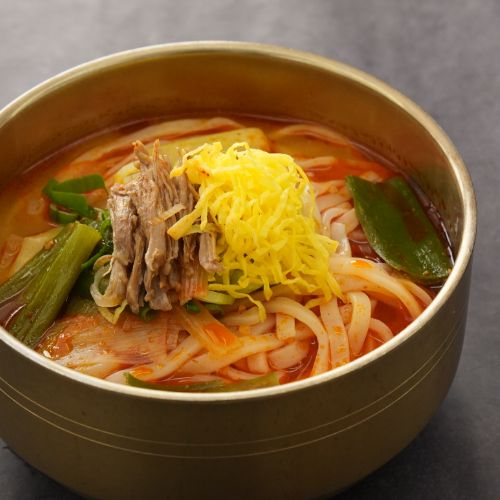 얼큰한 육개장에 고소한 한우 차돌을 얹은 칼국수