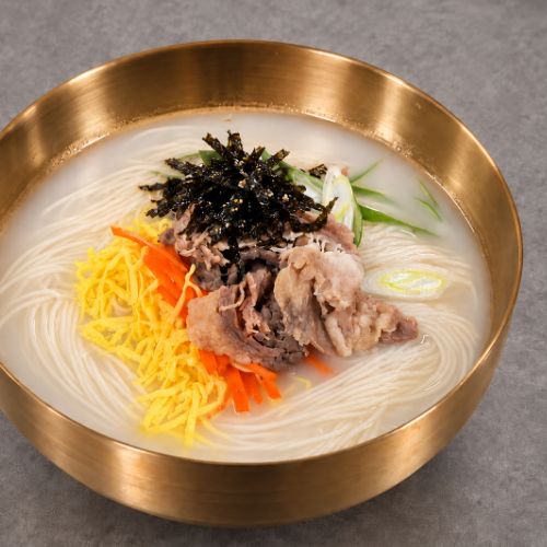 진한 육수에 고소한 한우 차돌을 올린 국수