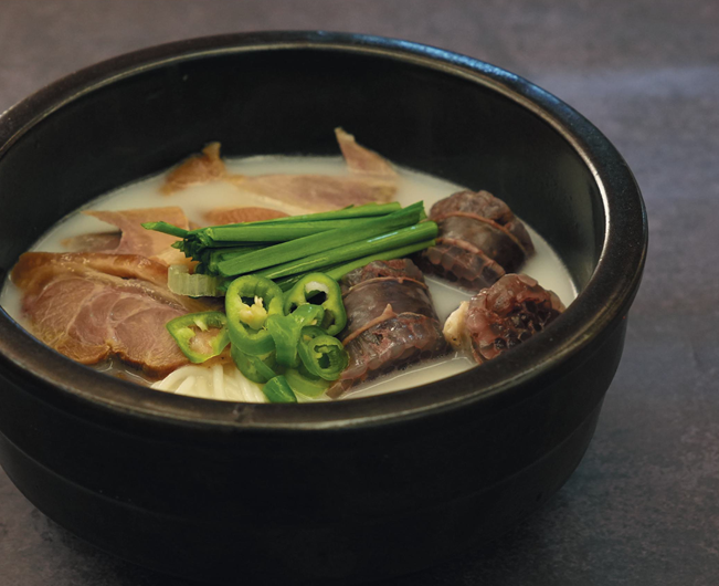 진한 사골 육수와 푸짐한 순대