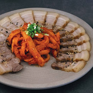 수육과 무김치의 조화로운 맛