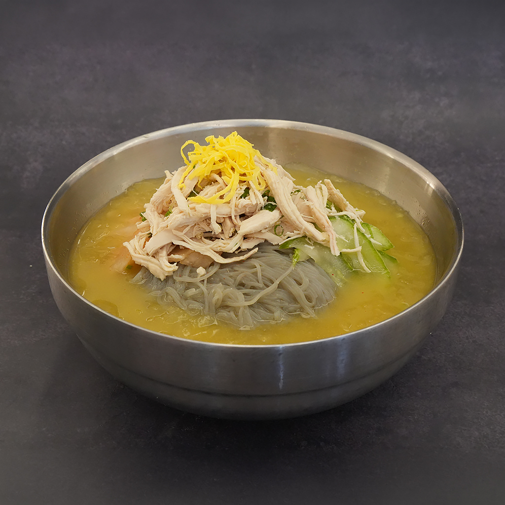 새콤달콤한 육수에 담백한 닭가슴살을 곁들인 건강한 여름 한 그릇