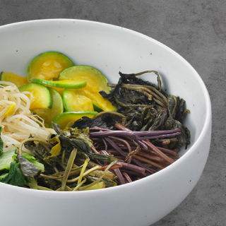 선한 산나물이 가득한 건강 비빔밥