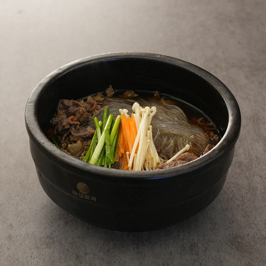 달큰한 양념의 소불고기에 신선한 채소가 어우러진 따끈한 뚝배기