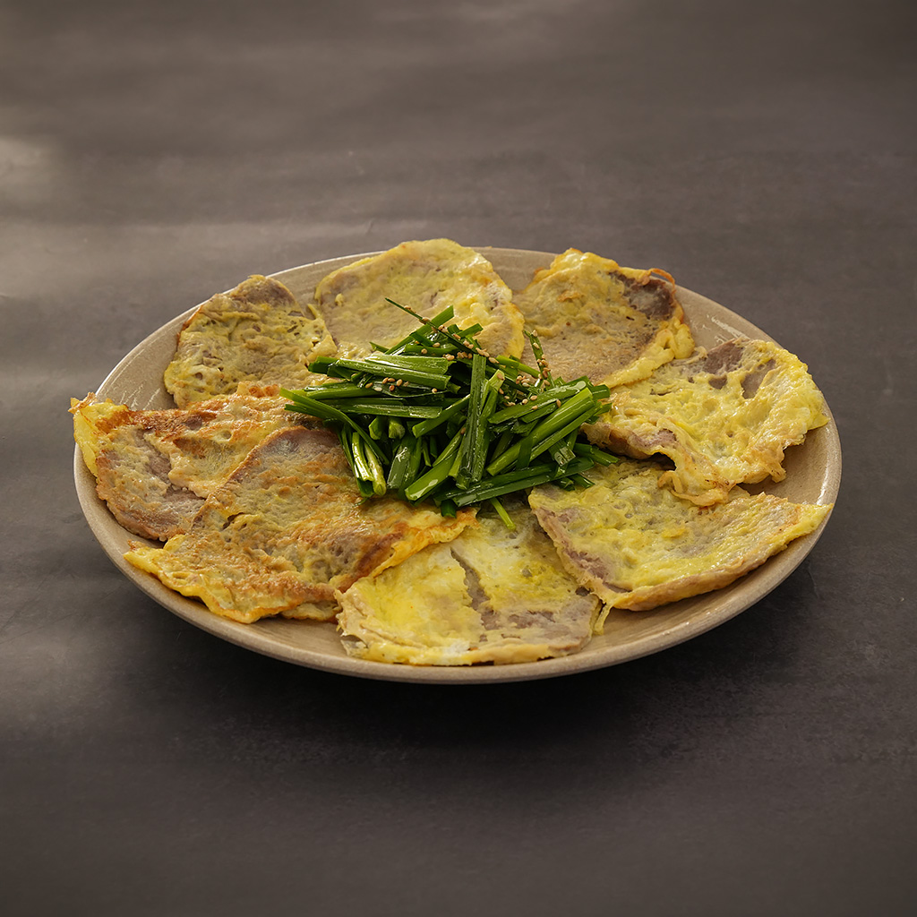 얇게 저민 소고기를 담백하게 부쳐내 고소한 풍미가 일품